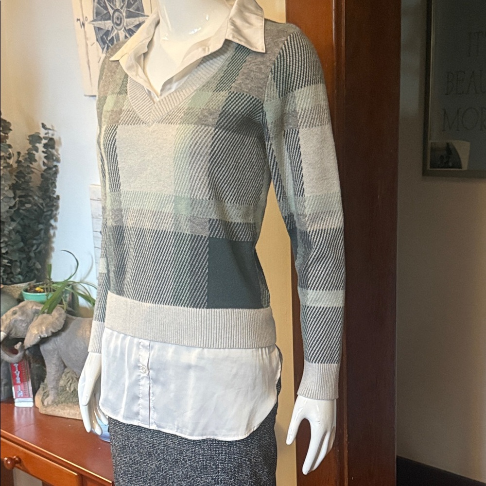 Adrienne Vittadini size M thick Plaid V-Neck Sweater with blouse lined trim